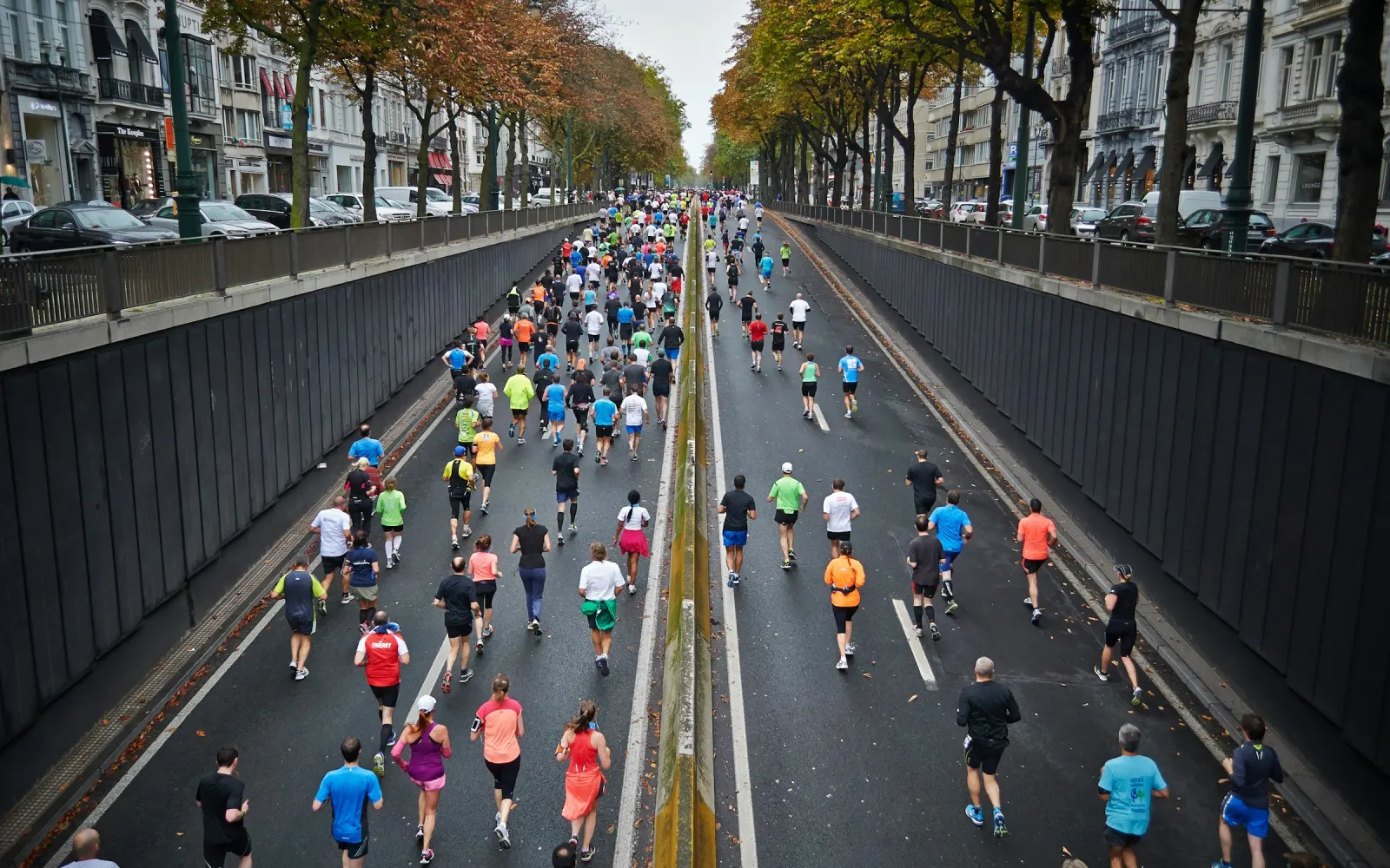 Coureurs d'un marathon sur une large route, vus de haut