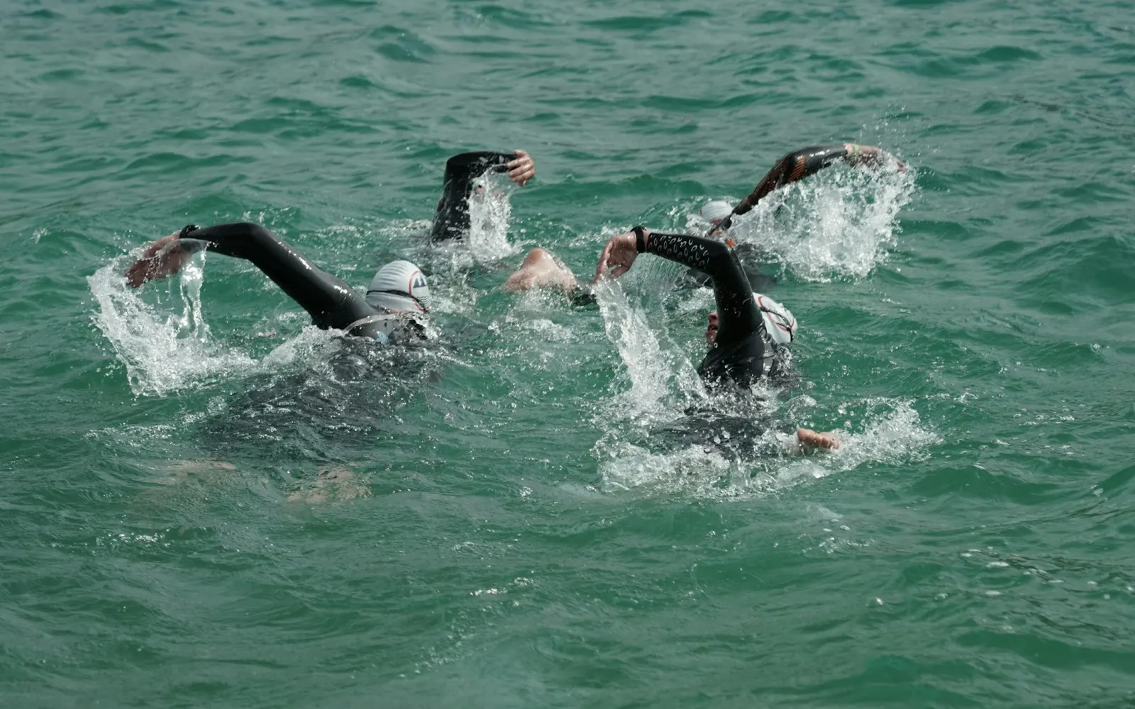 Nageur en combinaison en eau libre