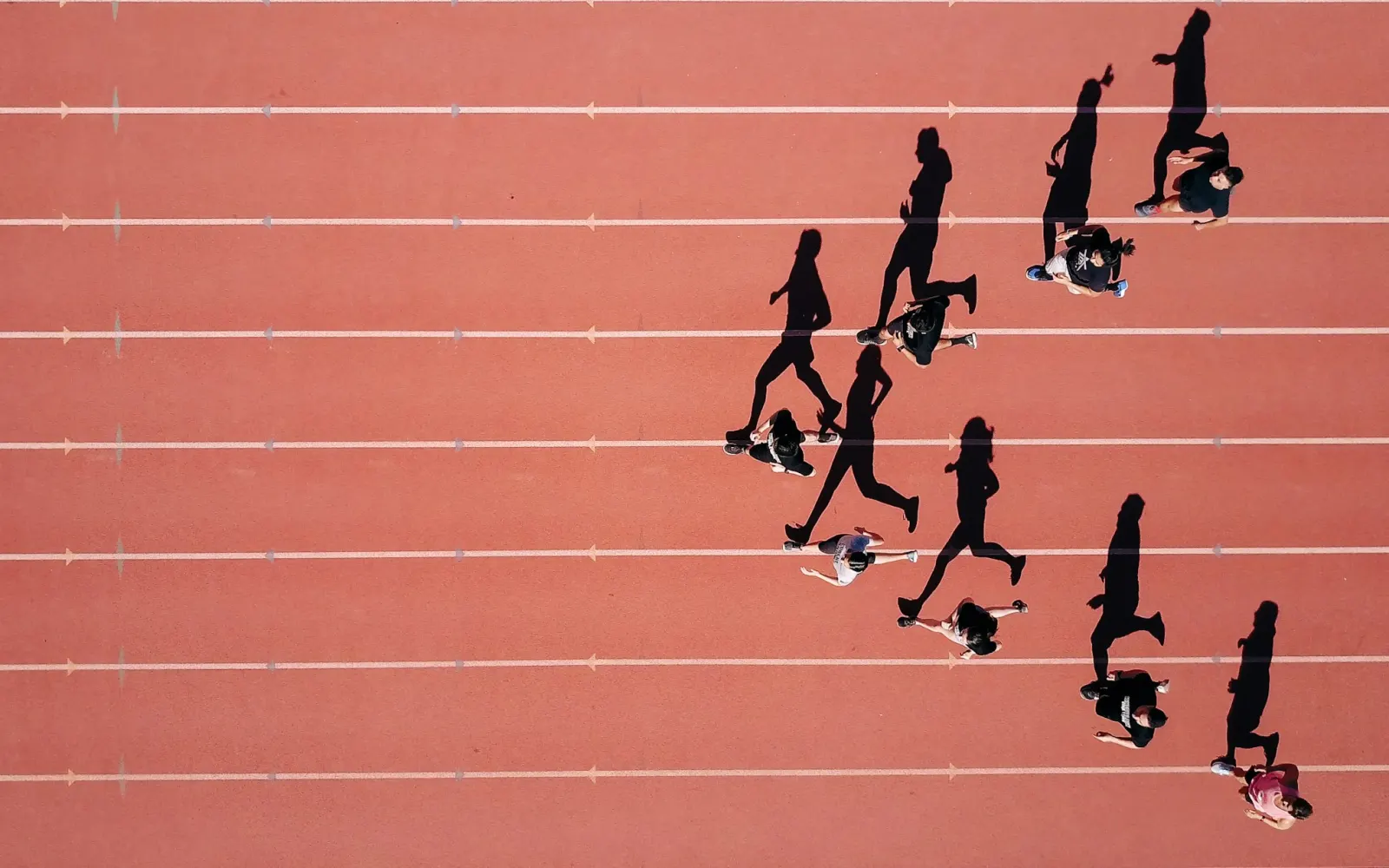 Groupe de coureurs sur une piste d'athlétisme